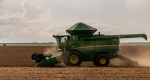 colhedeira da john deere colhendo campo de soja