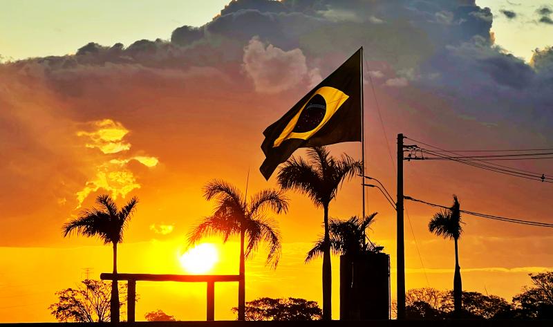 bandeira do brasil ao por do sol / Foto: Neto Talmeli