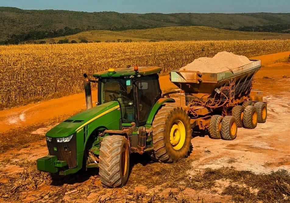 trator carregando fertilizantes - adubo