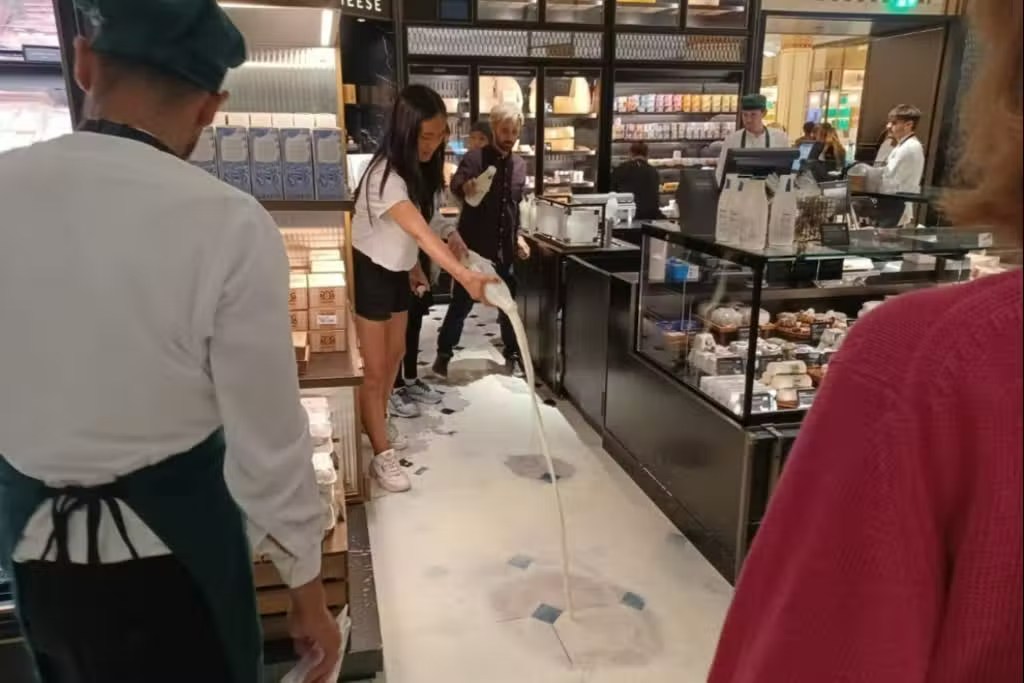 Ativistas veganos despejam leite no chão de supermercado