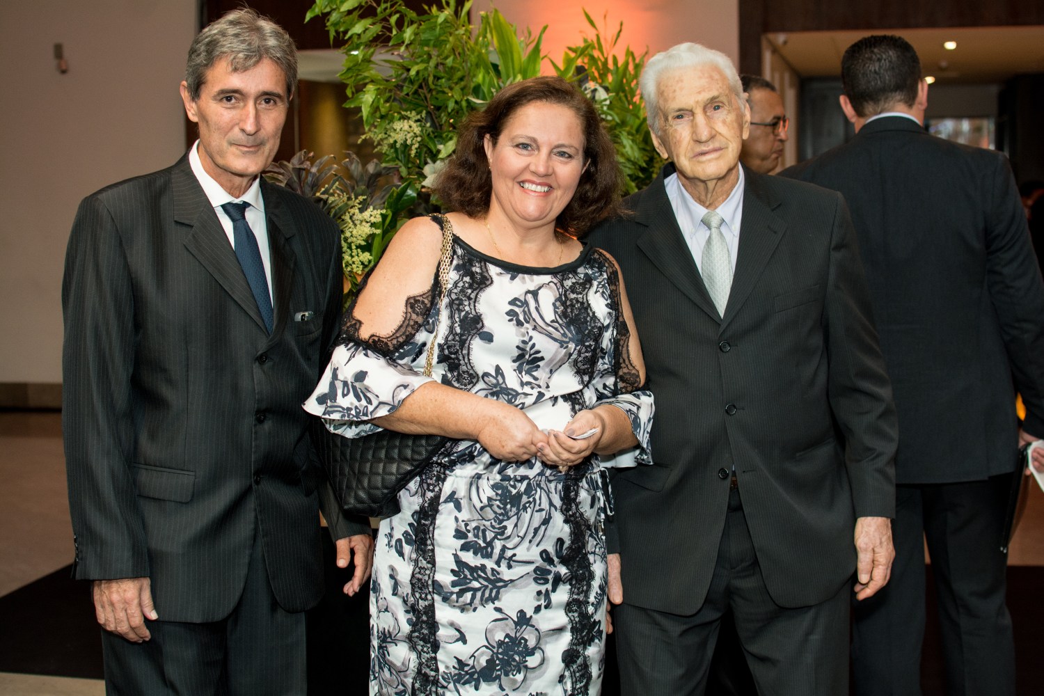 *na foto em anexo, Paulo Lemgruber à direita, com sua filha e genro.