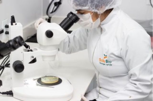 Laboratório na fábrica da SoluBio em Jataí (GO); empresa deve atingir 400 biofábricas no País em 2022 e até 800 em 2023. Laboratório na fábrica da SoluBio em Jataí (GO); empresa deve atingir 400 biofábricas no País em 2022 e até 800 em 2023.