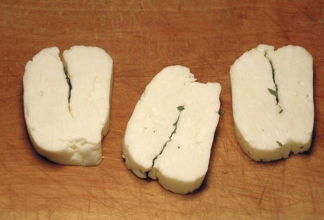 Porções de queijo Halloumi atuais, muito semelhantes às encontradas recentemente em uma tumba na necrópole de Saqqara.