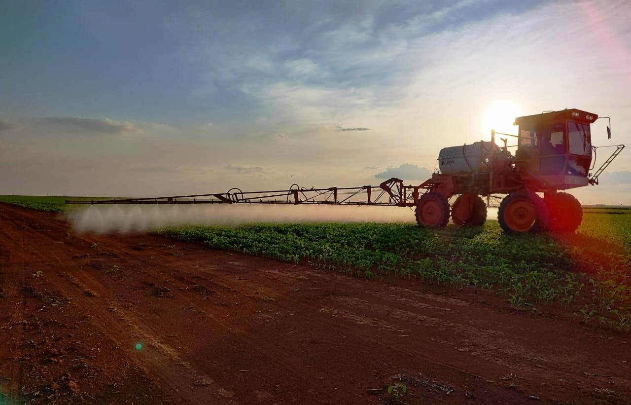 Aplicação inicial com biofungicidas, ainda no vegetativo da soja, visando a proteção inicial das plantas - Projeto Biológicos no CAD Oeste da Fundação MT