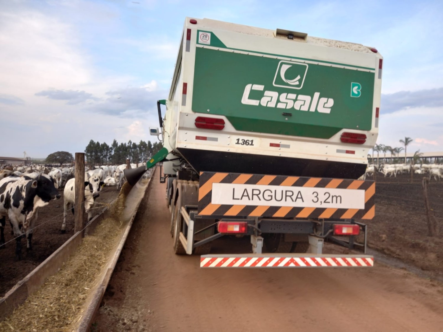 CASALE-Misturador-de-racao-inteligente-que-previne-falhas-na-operacao-e-toma-suas-proprias-decisoes-esta-em-demonstracao-em-confinamentos-de-grande-porte-do-Brasil-FOTO-DIVULGACAO