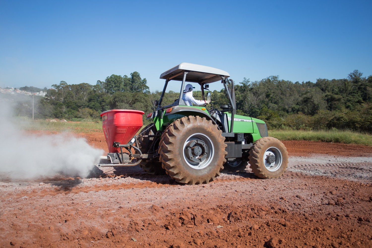 Maquinário Agrícola. Pulverizando calcário. Lavras MG