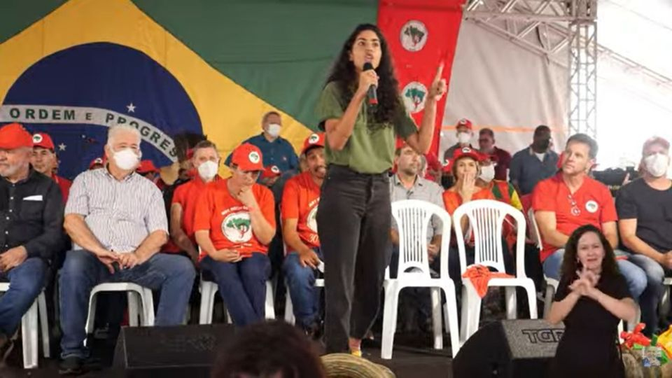 bela gil no palanque com lula - mst