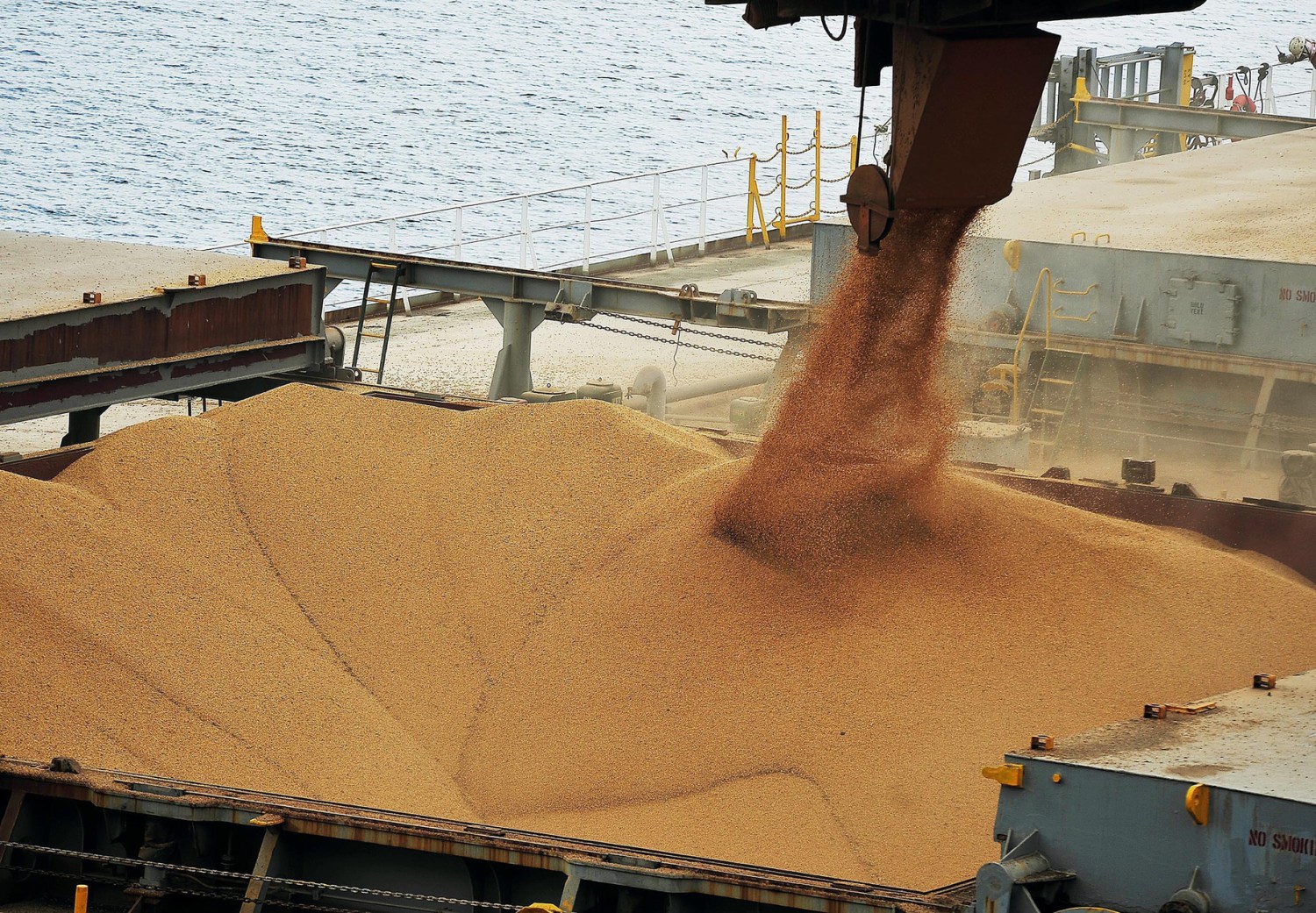 carregamento de milho no porto