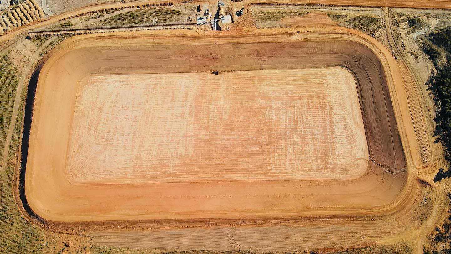 foto drone - agricultura em pivot irrigada - piscinao em retangulo em construcao 1 - fotao Amanda Apolinario Matos