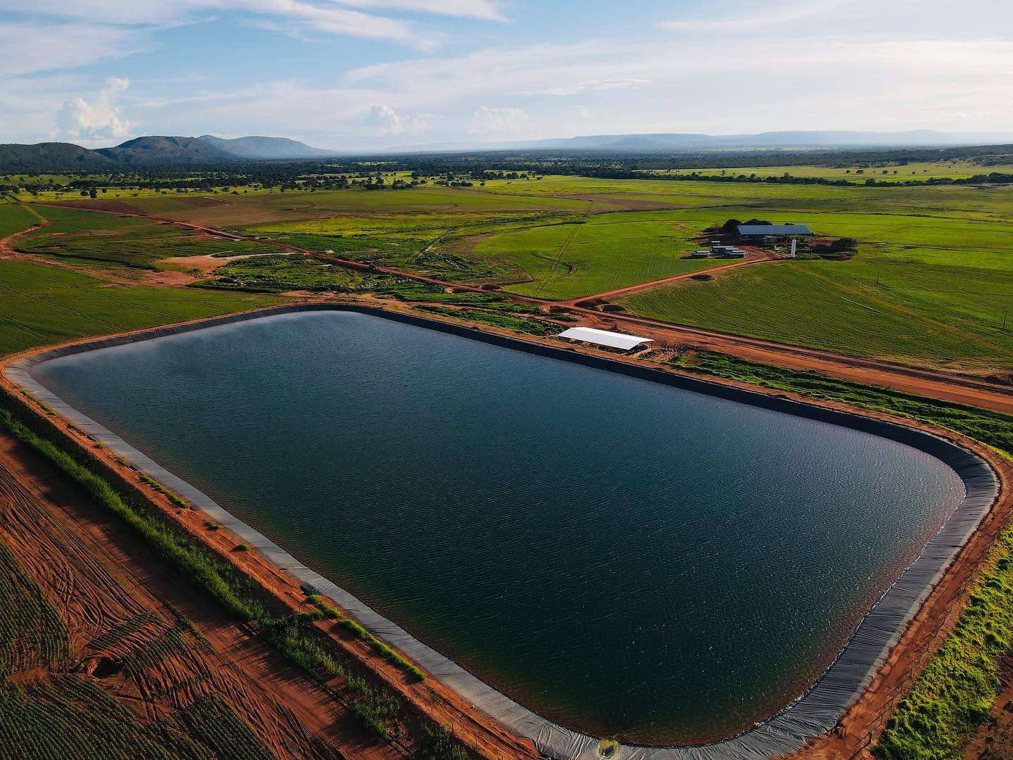 foto drone - agricultura em pivot irrigada - piscinao em retangulo - fotao Amanda Apolinario Matos