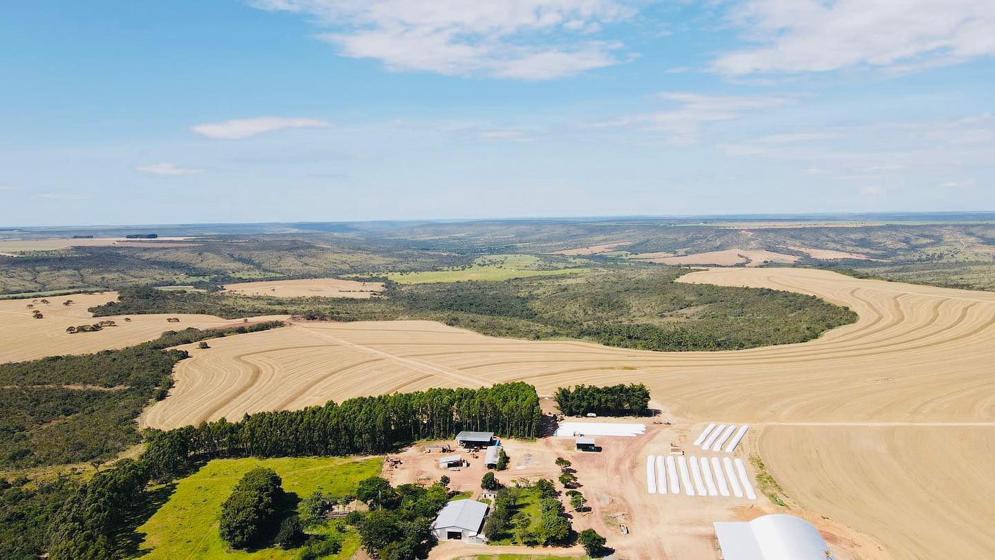 foto drone - agricultura em pivot irrigada - sede da fazenda - fotao Amanda Apolinario Matos