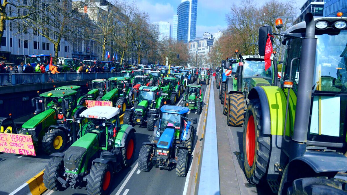 Brussels-Tractors-Farmers-AP-PhotoGeert-Vanden-Wijngaert