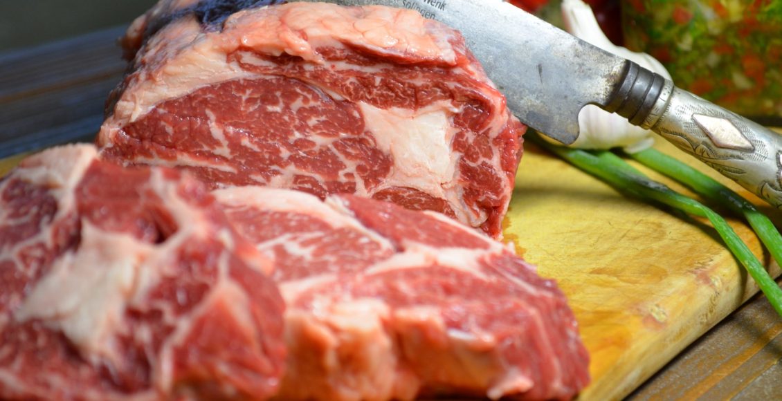 Carne de qualidade - faca cortando corte de carne