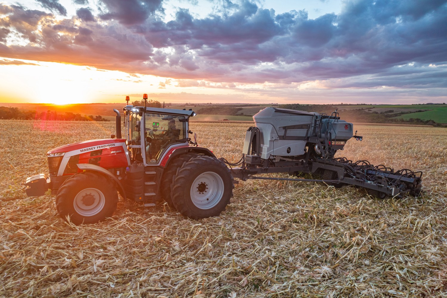 Novas máquinas e logotipo Massey Ferguson são lançados