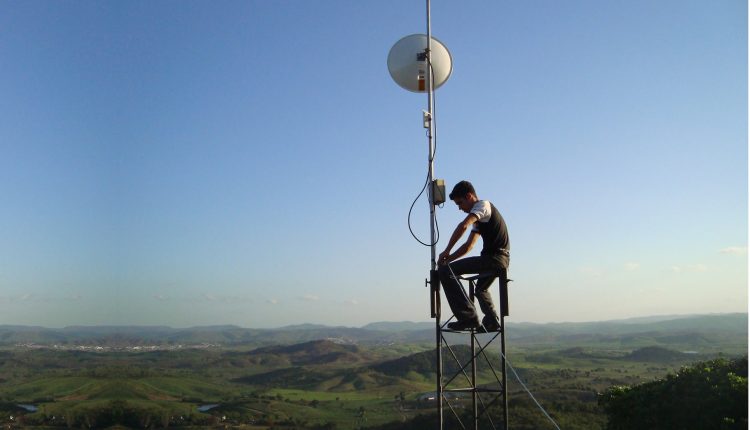 Torre da Internet - instalador - subindo torre 1