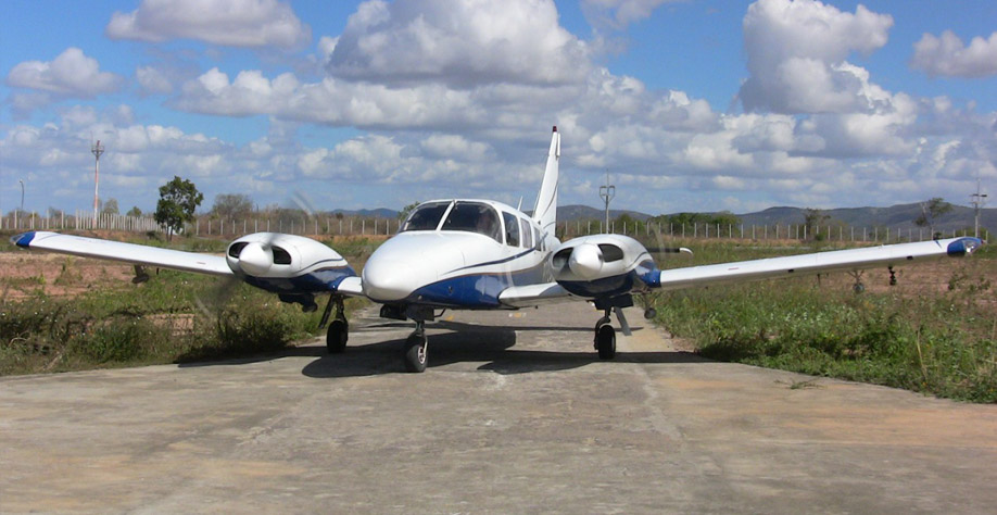 aviao com semeador de chuva