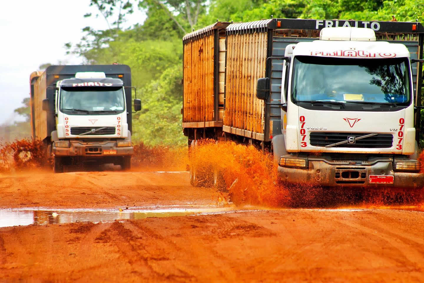 caminhao boiadeiro na estrada de terra - chuva lama 1