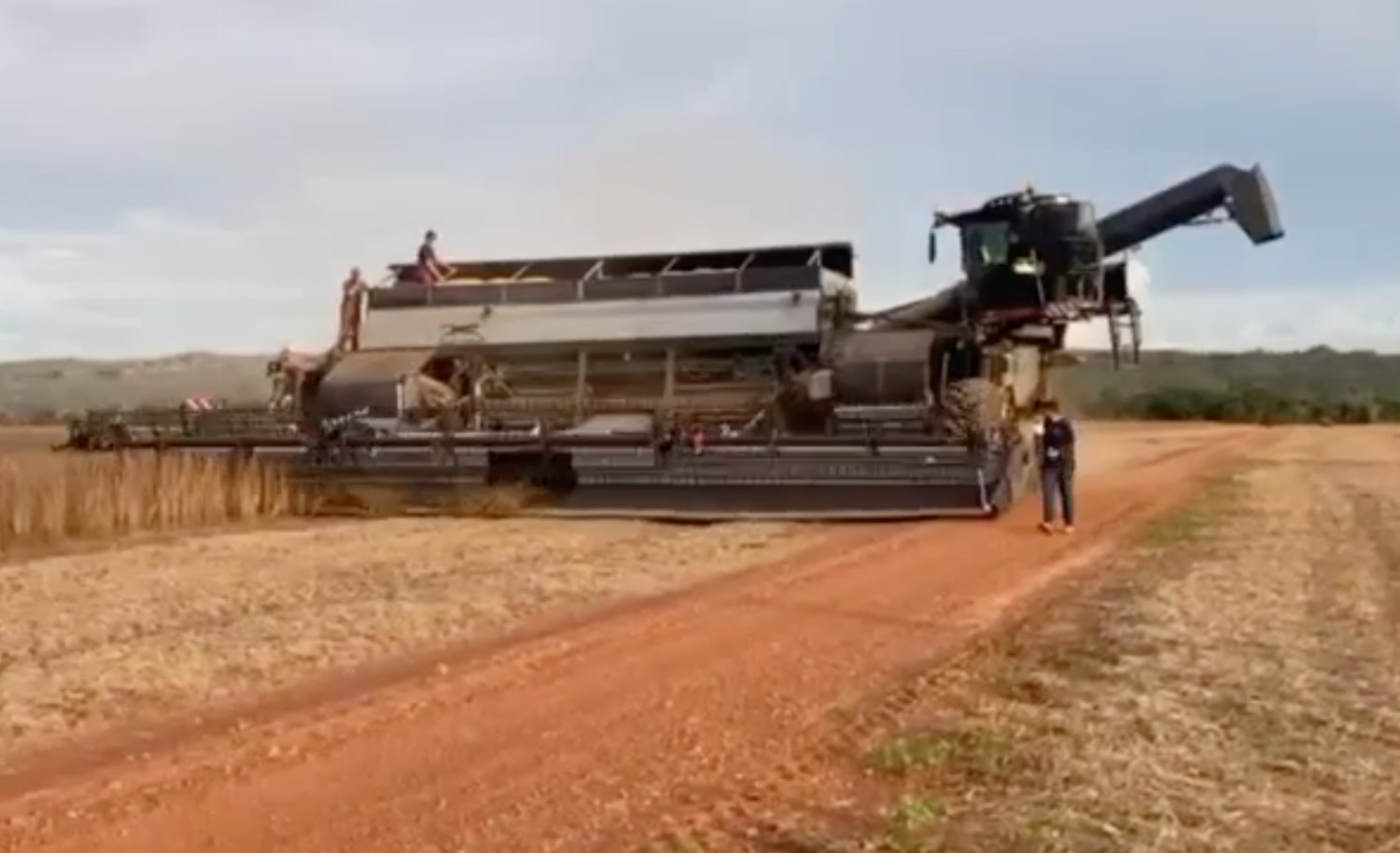 mega trator que faz tudo no brasil1