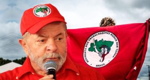 presidente lula com o bone do mst - bandeira do moviment ao fundo