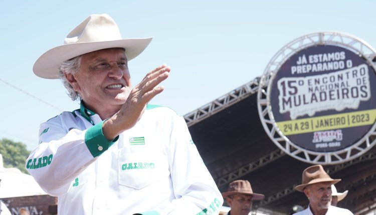 governador ronaldo caiado vai ao stf pela taxa do agro - caiado montado em mula