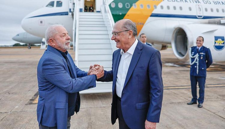 lula comprimenta alckmin - viagem para a china - avisao presidencial