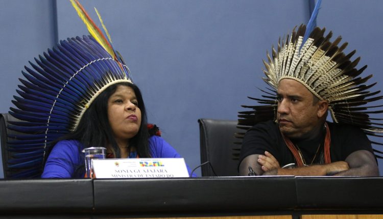 ministra dos Povos Indígenas, Sônia Guajajara (e) e ao seu lado direito, Dinamam Tuxá