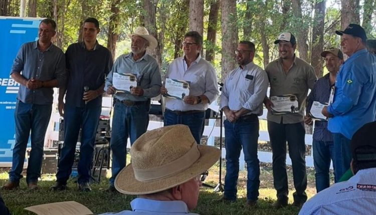 Presidente da ACNT, Alexandre Bispo e técnico de campo da ABCZ, José Ribeiro Neto, entregam certificado a criadores participantes da prova