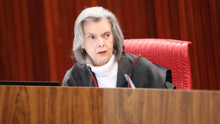 Ministra Cármen Lúcia na sessão do Tribunal Superior Eleitoral (TSE) que julga ação sobre inelegibilidade de Bolsonaro  