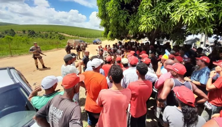 Grupo não cumpriu ordens da polícia para deixar o local — Foto: MST