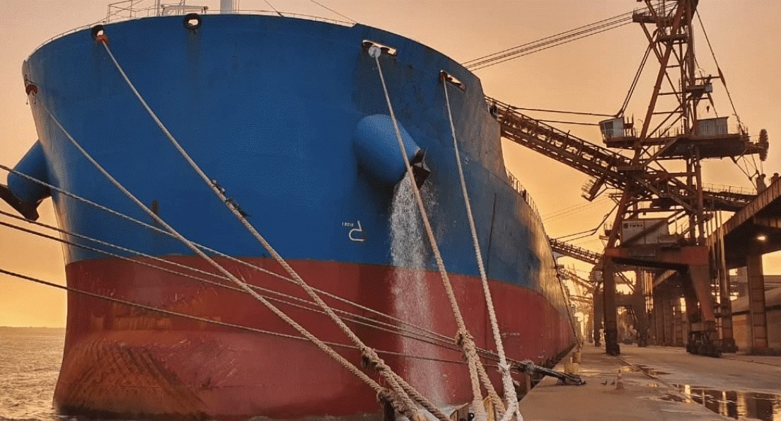 navio atracado no porto - commodities