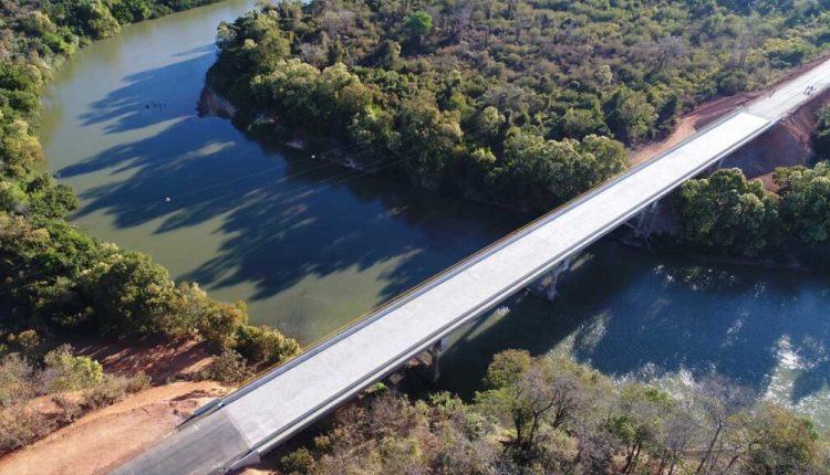 ponte sobre o Rio Paracatu, situada na LMG-680, no Noroeste de Minas Gerais