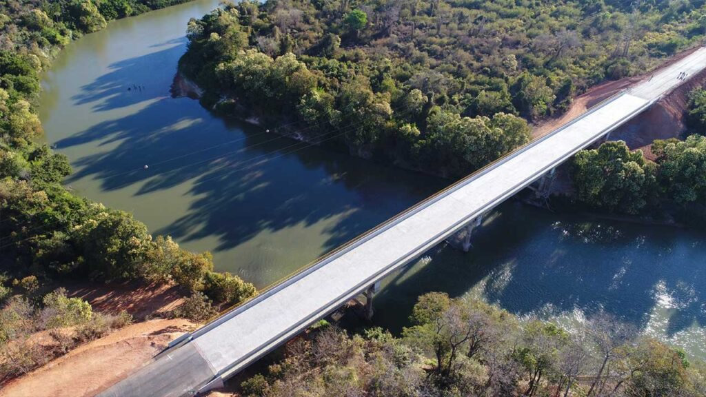 ponte sobre o Rio Paracatu, situada na LMG-680, no Noroeste de Minas Gerais