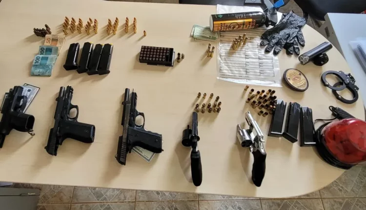Armas e munições apreendidas após invasão em propriedade rural, em Alto Paraíso de Goiás