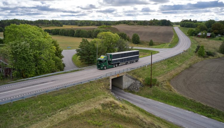 Scania testa caminhão híbrido com painéis solares