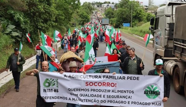 Produtores derramam "leite" em rodovia como forma de protesto aos baixos preços no RS