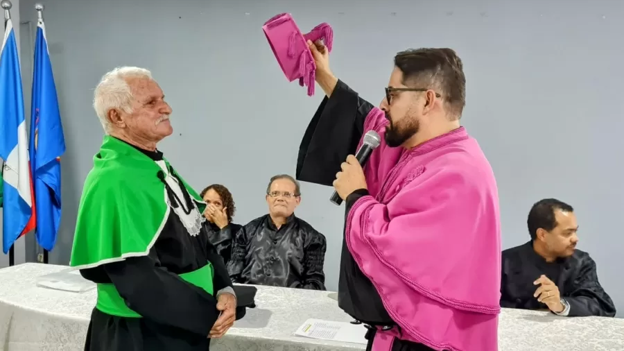 O aposentado José Soares Costa, 75, é o mais novo zootecnista formado em Alagoas.