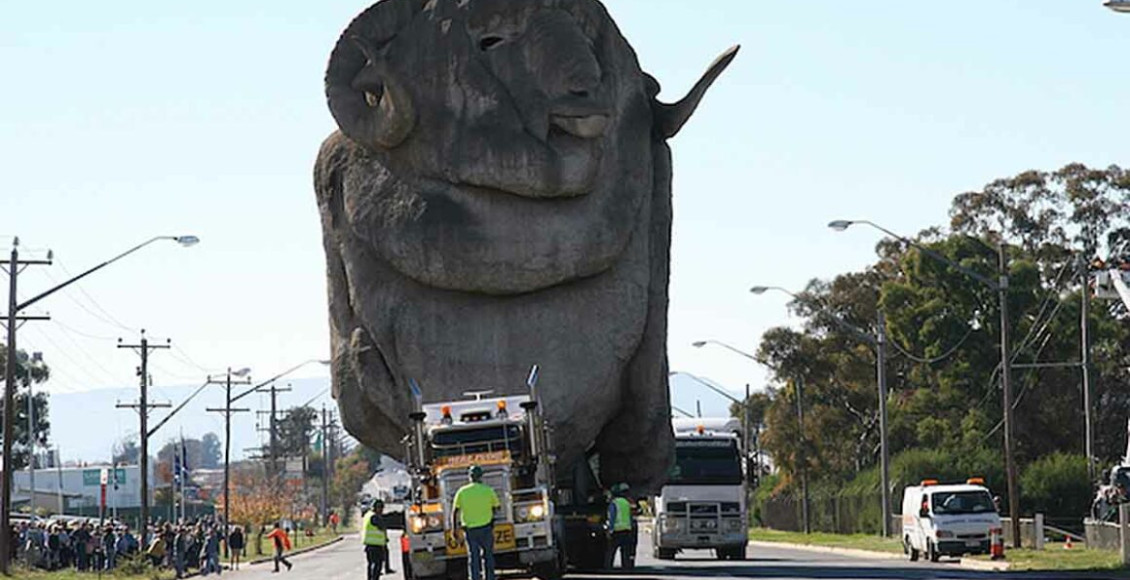 Western Star e Volvo FH levam um dos maiores monumento da Austrália