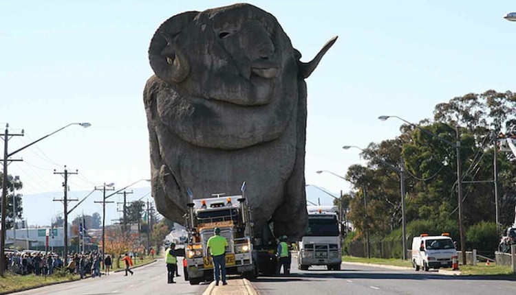 Western Star e Volvo FH levam um dos maiores monumento da Austrália