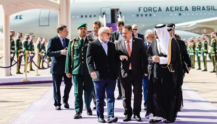 Lula desembarca na Arábia Saudita para apresentar projetos de investimento