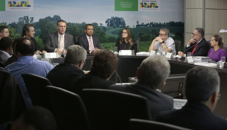 Ministro Carlos Fávaro participa do encerramento de exercício das Superintendências Federais de Agricultura
