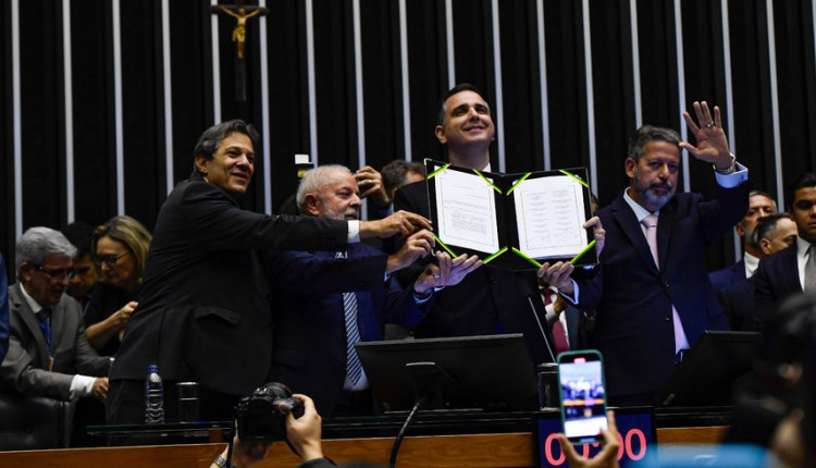 Rodrigo Pacheco ergue na sessão do Congresso a Emenda 132, tendo ao lado o presidente da República, Luiz Inácio Lula da Silva, o ministro da Fazenda, Fernando Haddad, e o presidente da Câmara, Arthur Lira