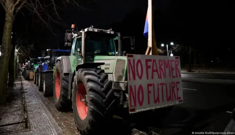 Agricultores bloqueiam estradas em protesto na Alemanha