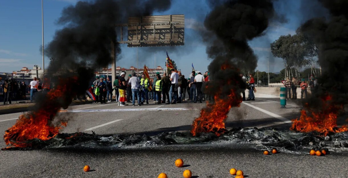 Agricultores espanhóis bloqueiam estradas pelo segundo dia contra políticas da UE
