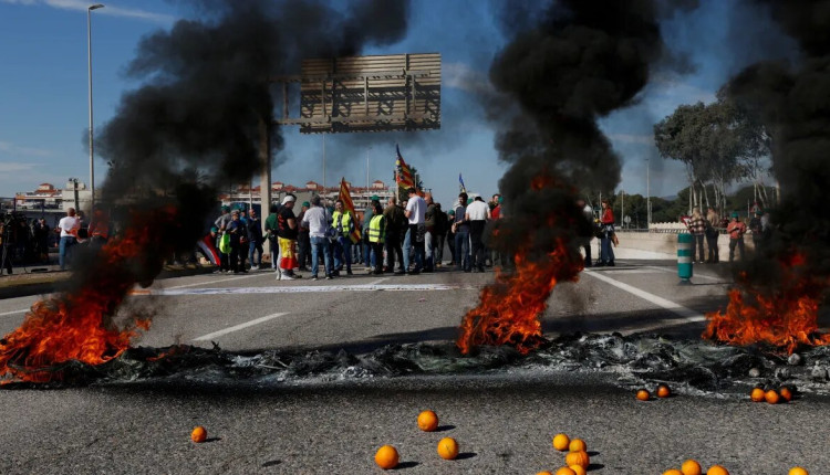 Agricultores espanhóis bloqueiam estradas pelo segundo dia contra políticas da UE