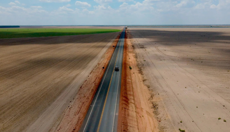 Agricultores do Oeste baiano asfaltam rodovias com recursos próprios