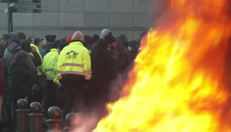 Agricultores furiosos protestam com tratores e incêndios na cúpula da UE