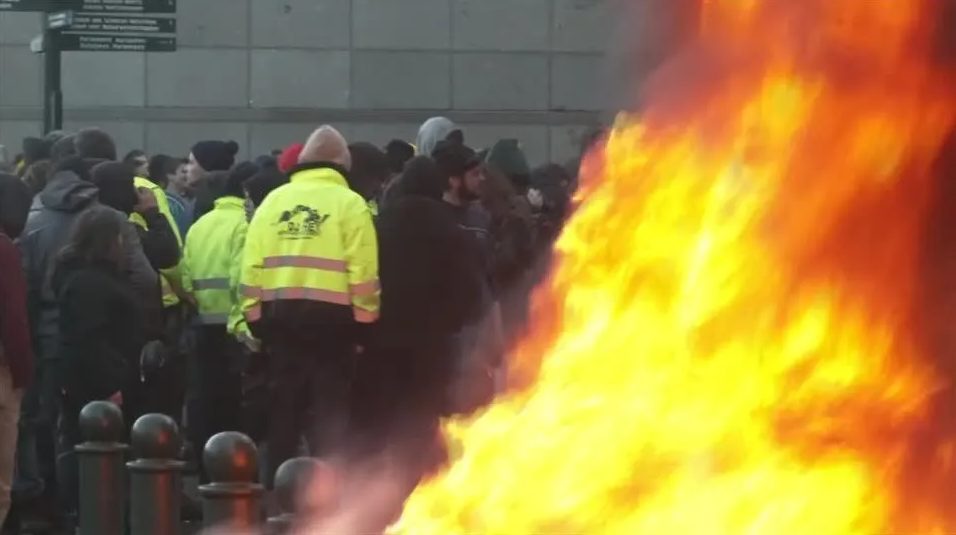 Agricultores furiosos protestam com tratores e incêndios na cúpula da UE