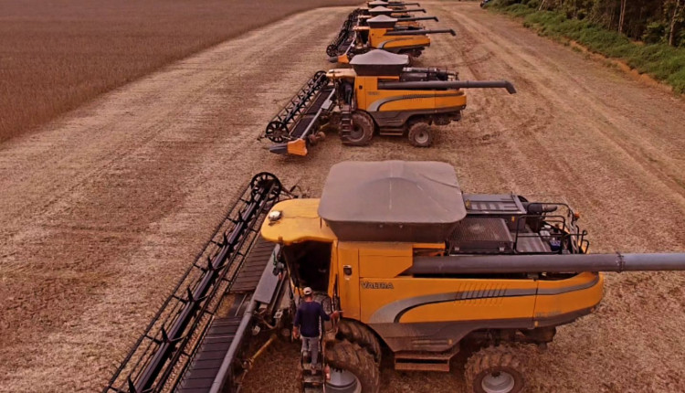 Colheita de soja no mato grosso - valtra - fotao top 1