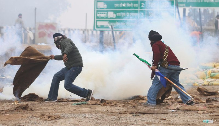 Agricultor indiano em meio a gás lacrimogêneo durante protesto em direção à capital Nova Délhi