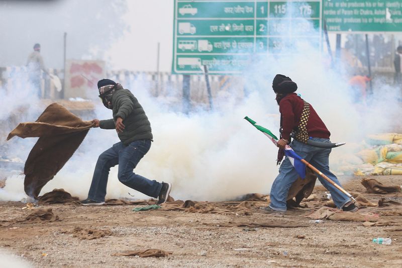 Agricultor indiano em meio a gás lacrimogêneo durante protesto em direção à capital Nova Délhi